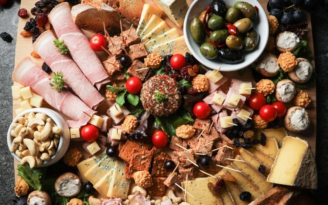 Comment composer une planche de charcuterie – fromage pour l&rsquo;apéro ?