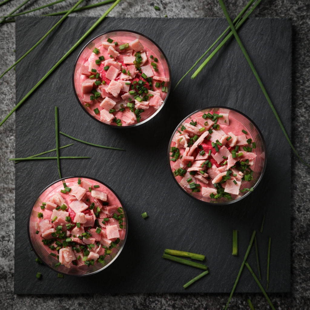 Verrine de houmous de betterave et jambon terminée