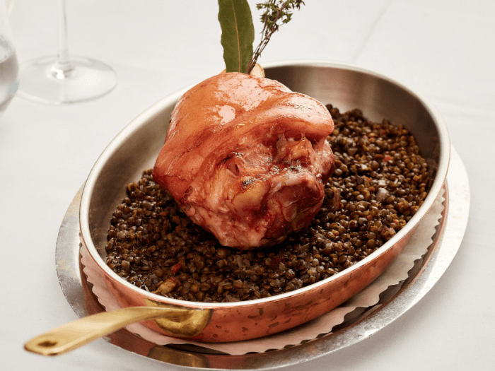 Jarret de porc à l&rsquo;ancienne et lentilles vertes