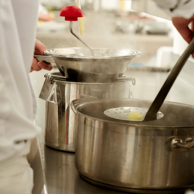 Cuisson des légumes pour la macédoine