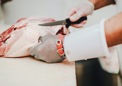 Etape 1 - Réception Le réceptionnaire pèse les viandes, en vérifie l’aspect, s’assure que cela correspond bien à la qualité souhaitée. Il mesure également la température de la viande pour vérifier qu’elle est bien à basse température. La fabrication du jambon - étape 01 Etape 2 - Le salage À l’aide d’une seringue, le maître charcutier fait pénétrer manuellement la saumure (c’est-à-dire l’eau du sel et des arômes naturels) dans le jambon entier de porc. Il s’attache à mettre environ 10% du poids du jambon en saumure. La fabrication du jambon - étape 02 Etape 3 - Le repos Le jambon saumuré est ensuite au repos. Posé dans un grand cuveau rond, le jambon va mâturer pendant 2 ou 3 jours. C’est le temps pendant lequel le jambon va doucement s’imprégner de la saumure. La fabrication du jambon - étape 03 Etape 4 - Le parage Le maître charcutier enlève l’os du jambon ainsi que tout le gras pour n’avoir qu’un jambon extrêmement maigre pour la cuisson.