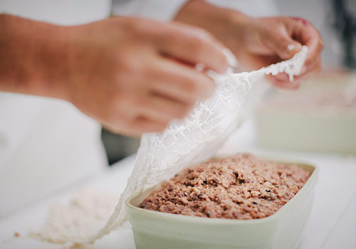 Les terrines en terre sont remplies à la main